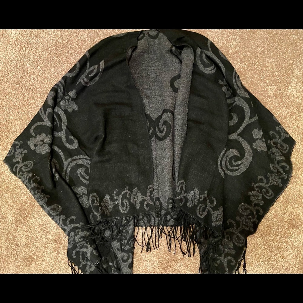 EUC Reversible shawl black grey with fringe